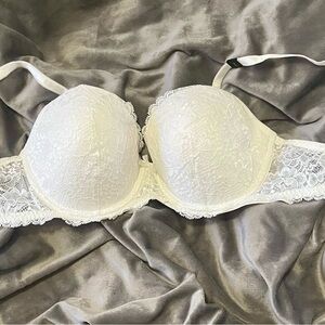 Brand new Victoria’s Secret Lace Dream Angels Push Up Bra. White Lace.